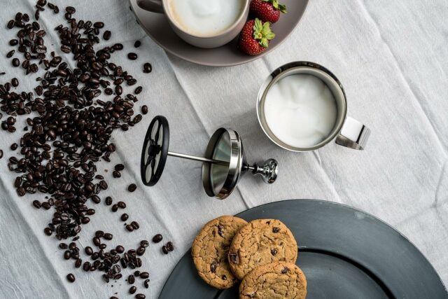Stainless Steel Milk Frother Coffee Frother Blender-Manual Coffee Beater for Cappuccino-Foam Maker for Hot and Cold Coffee Milk with Double Froth Pump, Handle and Lid, Multicolor